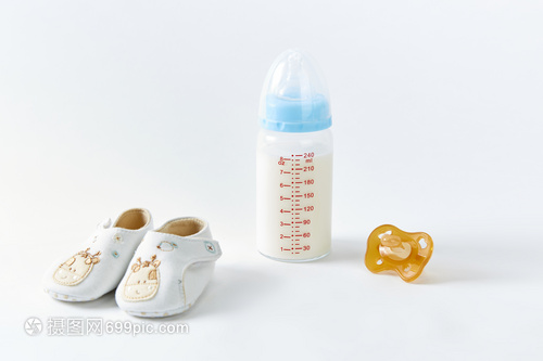 用心呵護，為愛啟航——詳解嬰兒鞋、奶瓶與奶嘴的選購與使用指南